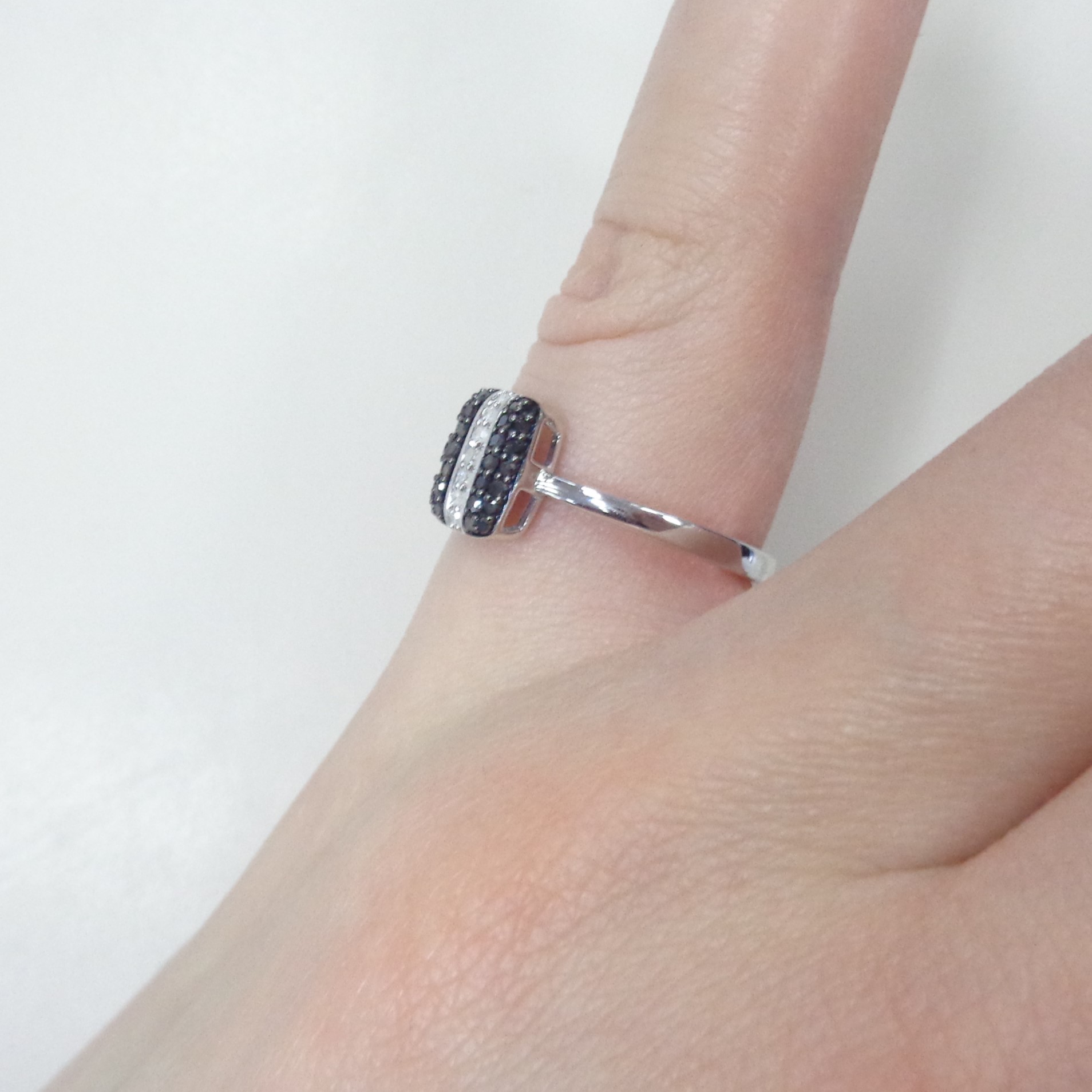 Серебряное кольцо с бриллиантами